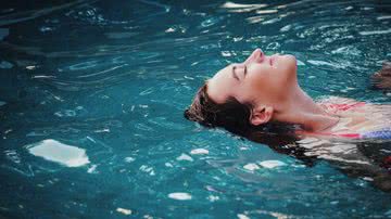 Os cabelos no verão podem ficar frágeis e quebradiços pelo excesso de sol e piscina. - Haley Phelps/Unsplash