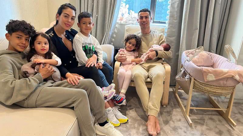 Cristiano Ronaldo reunido com a esposa e os filhos - Instagram/@cristiano