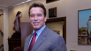 Arnold Schwarzenegger posta foto em treino pesado aos 74 anos