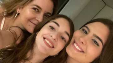 Cláudia Abreu ao lado das filhas mais velhas, Felipa e Maria - Instagram/@mariamaudd