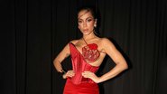 Cantora escolheu colar, bracelete e anéis para acompanhar vestido vermelho - Instagram/@anitta