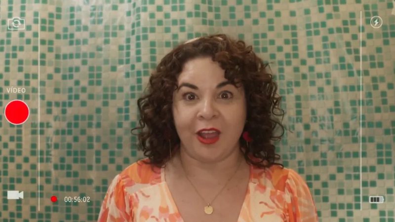 Cira (Suzy Lopes) faz live em 'Mar do Sertão'. - TV Globo