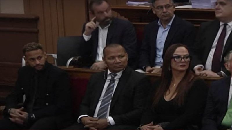 Neymar Jr. ao lado dos pais durante depoimento em tribunal da Espanha. - Twitter/@torcedorescom