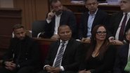 Neymar Jr. ao lado dos pais durante depoimento em tribunal da Espanha. - Twitter/@torcedorescom