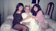 Daniella Perez e a prima, Bárbara Ferrante, posam com o avô, Miguel Ferrante, em foto de família. - Arquivo Pessoal