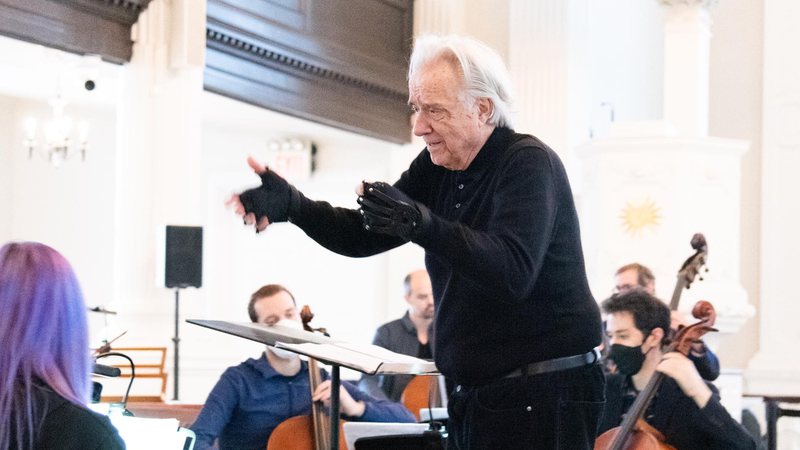 Maestro João Carlos Martins ensaia novo concerto que chegará ao Brasil em breve - Fotos: Divulgação