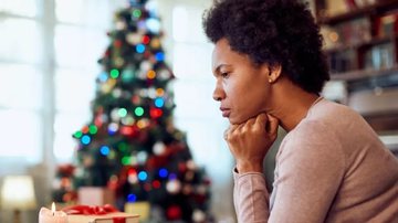 Sentimentos negativos entre Natal e Ano Novo culminam em um problema chamado "depressão de fim de ano" - Imagem: Drazen Zigic/iStock
