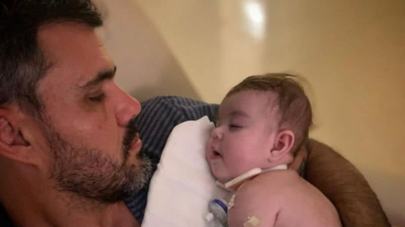 A filha caçula de Juliano Cazarré teve alta hospitalar após passar os primeiros sete meses de vida internada - Foto: Reprodução/Instagram