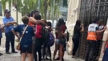 Aluno é contido ao tentar agredir a facadas colegas em escola no Rio - Divulgação