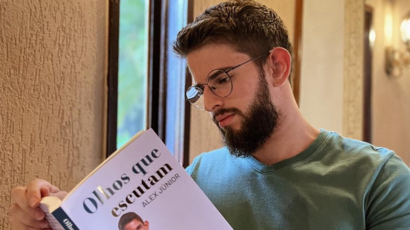 Influenciador digital Alex Júnior lança a autobiografia 'Olhos que escutam' - Reprodução/Instagram