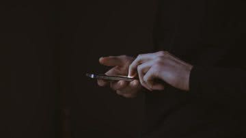 Usar smartphones em excesso têm sido associados a problemas psicológicos. - Gilles Lambert/Unsplash