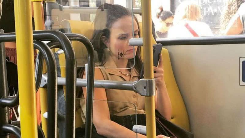 Imagem de Larissa Manoela sentada no ônibus mexendo no celular viralizou nas redes sociais - Reprodução/Instagram