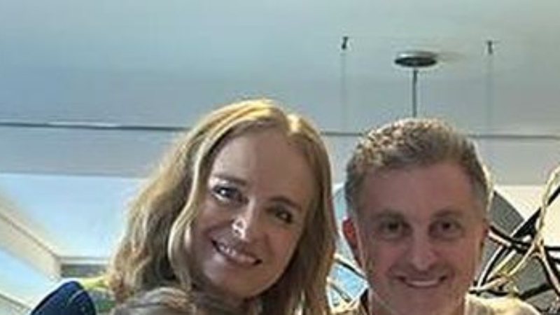 Angélica e Luciano Huck posam com os três filhos durante festa em mansão - Instagram/Angélica