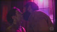 Primeiro beijo de Kelvin e Ramiro em 'Terra e Paixão' - Globo
