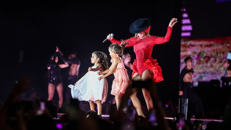 Marina e Helena no palco com a mãe Ivete Sangalo - Victor Chapetta/AgNews