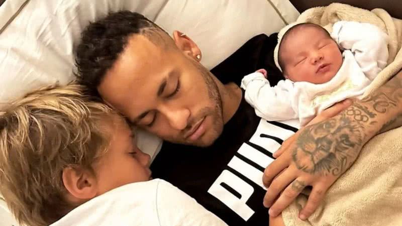 Neymar posa com os filhos, Davi Lucca e Mavie. - Instagram