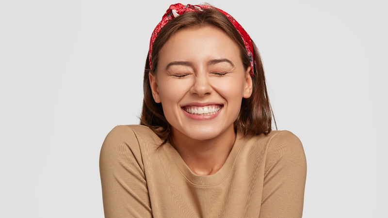 Correção do sorriso gengival aumenta autoestima, destaca a dentista - Foto: Freepik