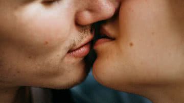 Doença do beijo pode se espalhar em ambientes de aglomeração - Freepik