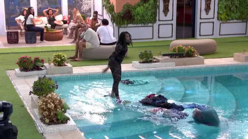 Leidy Elin joga roupas de Davi na piscina do BBB 24 - Globoplay