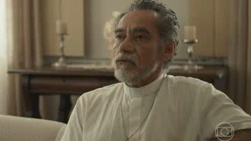 Padre Santo morre em 'Renascer' - Globo