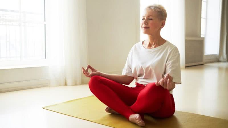 Os benefícios do yoga na menopausa são diversos - Freepik/shurkin_son