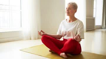 Os benefícios do yoga na menopausa são diversos - Freepik/shurkin_son