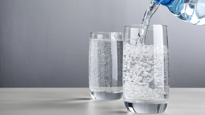 Água com gás é alternativa para substituir refrigerantes. - Freepik