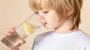como incentivar as crianças a beberem mais água - Foto: Reprodução/Freepik