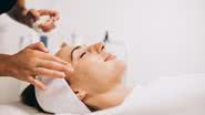 Limpeza de pele profunda funciona? Entenda a importância do procedimento no controle de acne - Reprodução/Freepik