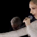 De coque no cabelo, Céline Dion se apresentou na Cerimônia de Abertura da Olimpíada de Paris - Reprodução/Instagram