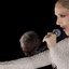 De coque no cabelo, Céline Dion se apresentou na Cerimônia de Abertura da Olimpíada de Paris