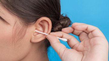 Cutucar o ouvido: por que você deve evitar esse hábito - Foto: Reprodução/Freepik