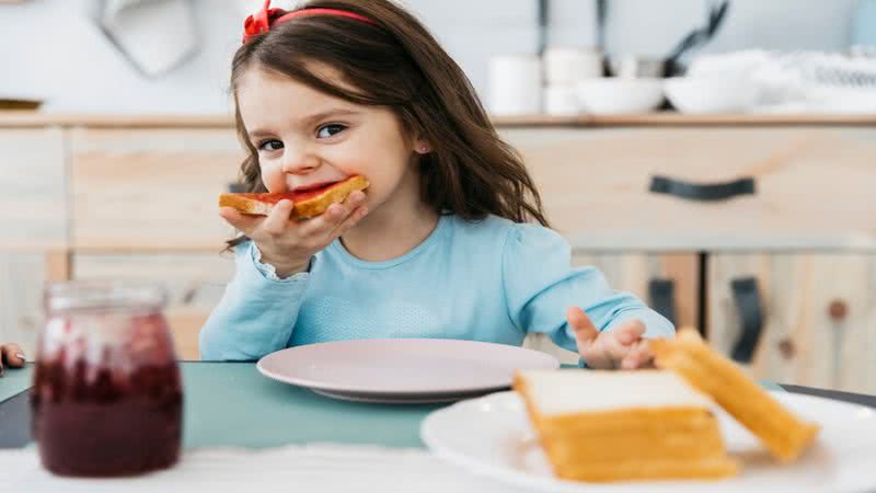 Quais alimentos não podem faltar no prato de uma criança? - Foto: Reprodução/Freepik