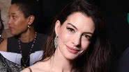 Anne Hathaway revela truque com grampo de cabelo para aumentar volume dos lábios e viraliza no TikTok; confira a técnica inusitada da atriz - Reprodução/Instagram