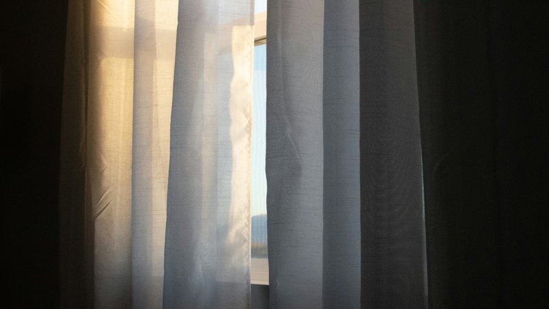 Saiba como escolher cortina para quarto - Unsplash/Rebecca Burton