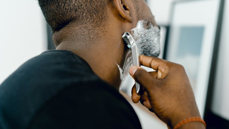 Qual o jeito certo de fazer a barba? Veja erros que homens cometem ao usar lâminas - Unsplash