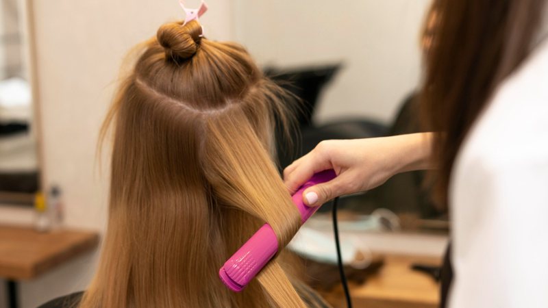 Será que o uso de chapinhas faz mal para o cabelo? Veja os mitos e verdades do assunto - FreePik