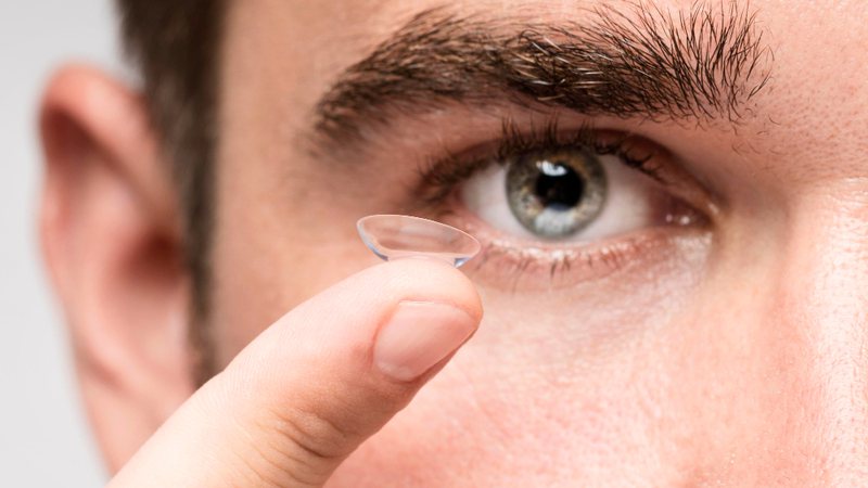 Você usa lentes de contato? Conheça mitos e verdades sobre elas - Freepik