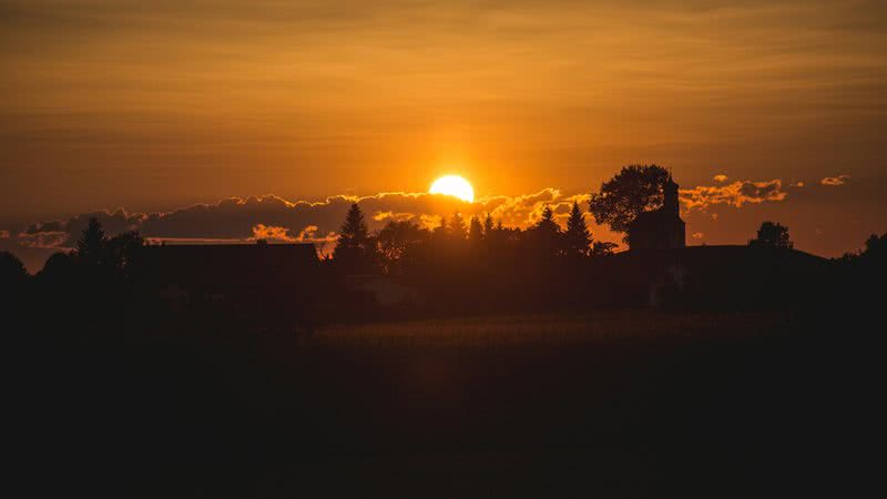 Veja o que provoca o "sol laranja" e saiba os cuidados essenciais para o driblar o clima seco - Unsplash/Timon Studler