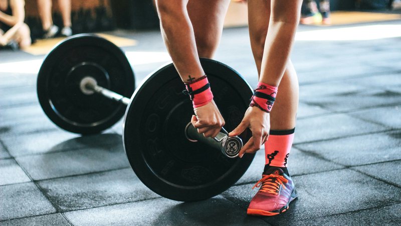 Cuidado com os excessos! Mulher estoura bíceps em desafio de crossfit - Imagem │Unsplash