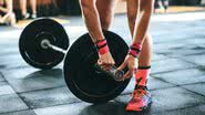 Cuidado com os excessos! Mulher estoura bíceps em desafio de crossfit - Imagem │Unsplash