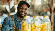 A venda de frutas e bebidas refrescantes é uma opção derenda extra no verão - Freepik