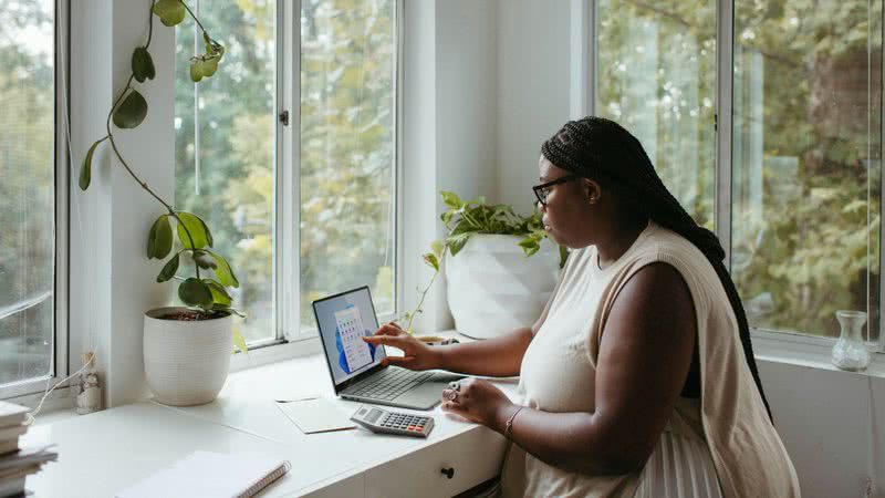 Entenda os limites legais sobre a exigência da webcam ligada no home office - Imagem │Unsplash