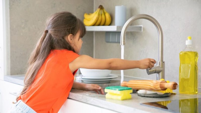 A adultização infantil traz diversas consequências negativas para as crianças - Freepik/pressfoto