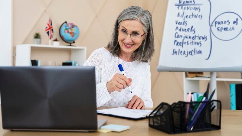 O estudos são uma forma de manter a mente ativa e criar novas conexões com o mundo. - Foto: Freepik