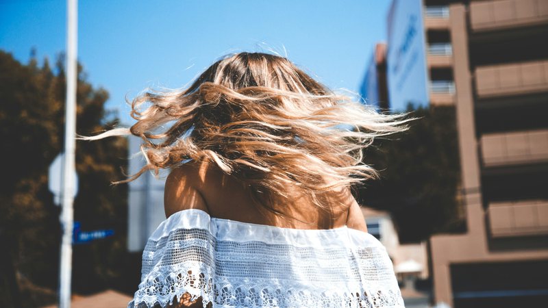 Você sabe como cuidar do cabelo na primavera? Veja dicas de hairstylist - Unsplash