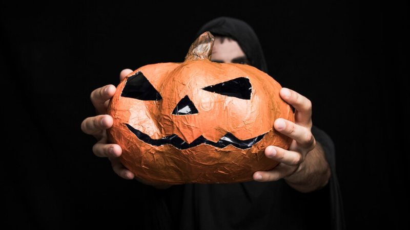 O Halloween combina medo e diversão, atraindo cada vez mais brasileiros para a celebração. - Foto: Freepik