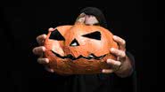 O Halloween combina medo e diversão, atraindo cada vez mais brasileiros para a celebração. - Foto: Freepik