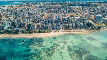 Praia de Jatiúca, conhecida por águas mornas e tranquilas, em Maceió (AL). - Foto: Anderson Spinelli/Destinos Imperdíveis