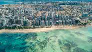 Praia de Jatiúca, conhecida por águas mornas e tranquilas, em Maceió (AL). - Foto: Anderson Spinelli/Destinos Imperdíveis